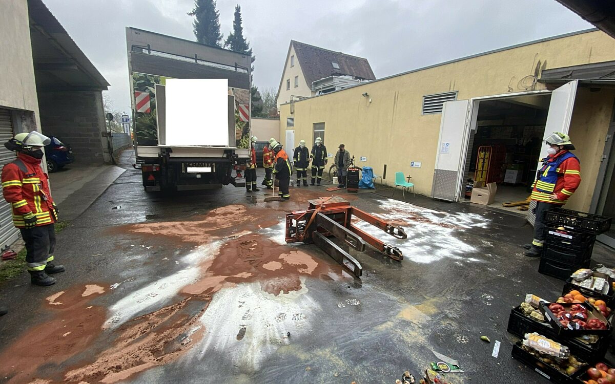 Ausgetretene Batteriesäure aus Elektrostapler und Einsatzkräfte Ausgetretene Batteriesäure aus Elektrostapler und Einsatzkräfte